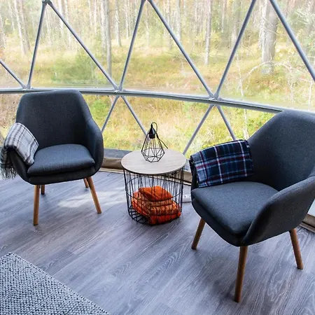 Luxusní stan Igloo Glamping Lakeland Camp